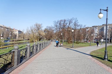 Ukrayna, Kharkiv - 26 Mart 2020: Ukrayna 'nın Kharkv şehir merkezi Kharkiv nehri üzerindeki yaya köprüsü