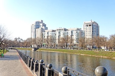 Ukrayna, Kharkiv - 26 Mart 2020: Ukrayna 'nın Kharkv şehir merkezi Kharkiv nehri üzerindeki yaya köprüsü