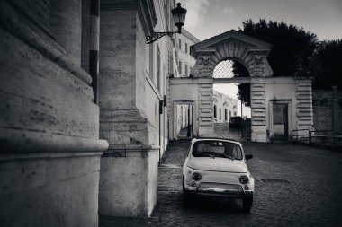 Eski model araba ile sokak görünümü