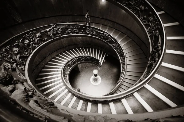 Спиральная лестница в музее Ватикана. — стоковое фото