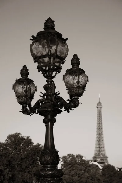 Vintage poste lâmpada e Torre Eiffel — Fotografia de Stock