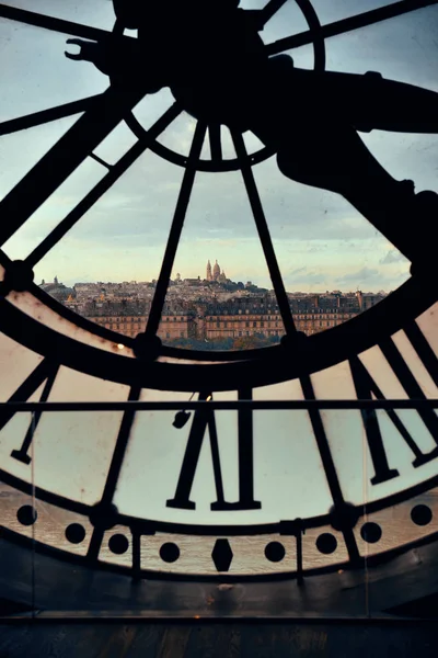 Vista de la ciudad a través de torre de reloj gigante —  Fotos de Stock