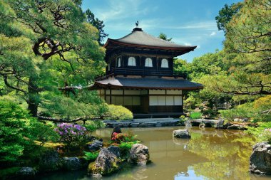 Ginkaku-ji Tapınağı ile tarihi bina