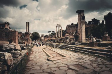 Roma Forumu kalıntıları ile 