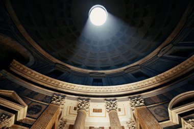 Pantheon iç ışık demeti ile