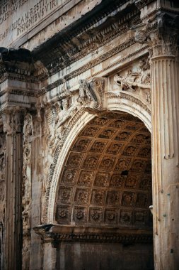 Roma Forumu kalıntıları ile 