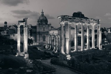 Roma Forumu kalıntıları ile 