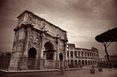 Colosseum yakınındaki Konstantin kemer