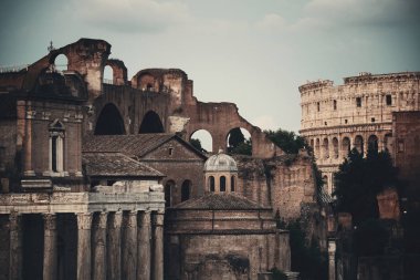 Roma Forumu kalıntıları ile 