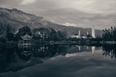 Dali Gölü ile eski şehir 