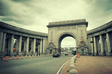Manhattan Köprüsü girişinde kemer