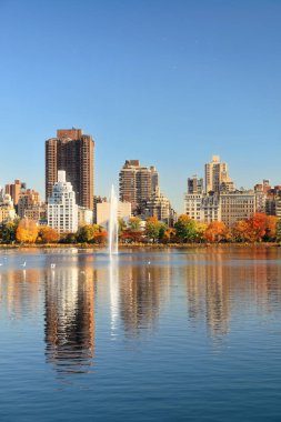 Central Park'ta göl üzerinde gökdelenler  