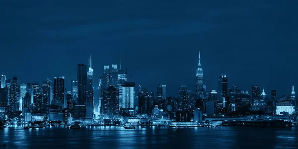 Manhattan Midtown Skyline por la noche — Foto de Stock