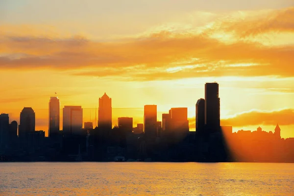 Seattle gündoğumu şehir ile — Stok fotoğraf