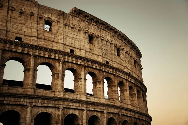 Colosseum is de symbolische architectuur — Stockfoto