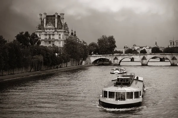 Rivière Seine avec bateaux et architecture historique — Photo