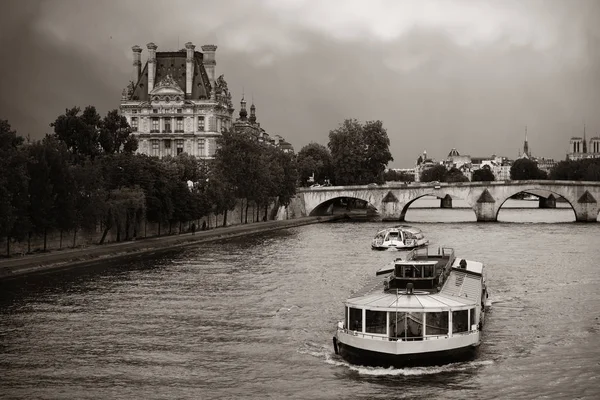 Río Sena con barcos y arquitectura histórica — Foto de Stock