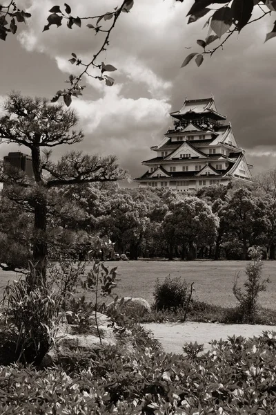 Castillo de Osaka como el famoso hito histórico — Foto de Stock