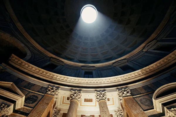 Pantheon iç ışık demeti ile — Stok fotoğraf