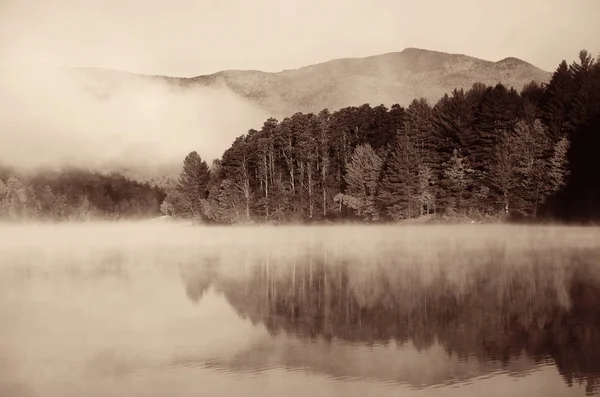 Nevoeiro sobre lago de manhã — Fotografia de Stock