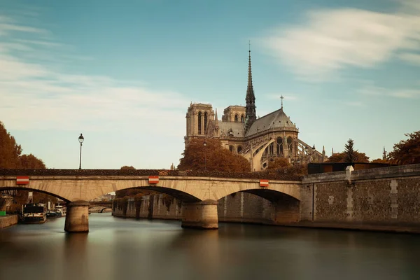 Sena del río París con Notre-Dame —  Fotos de Stock