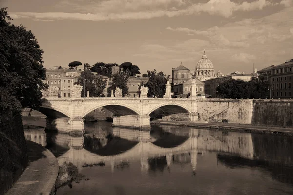テヴェレ川とサン ・ ピエトロ寺院 — ストック写真