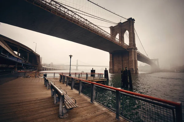 Ponte di Brooklyn in una nebbia da — Foto Stock