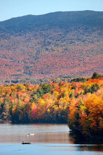 Fogliame d'autunno del lago — Foto Stock