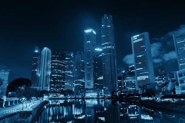 Horizonte singapurense por la noche —  Fotos de Stock