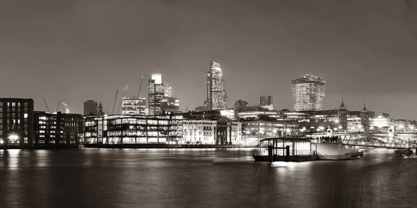 Blackfriars Bridge en London skyline — Stockfoto