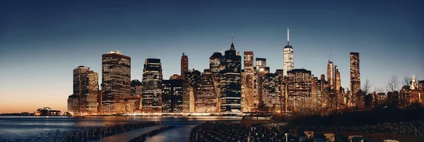 ニューヨーク市のダウンタウンのウォーター フロントの夕暮れ — ストック写真