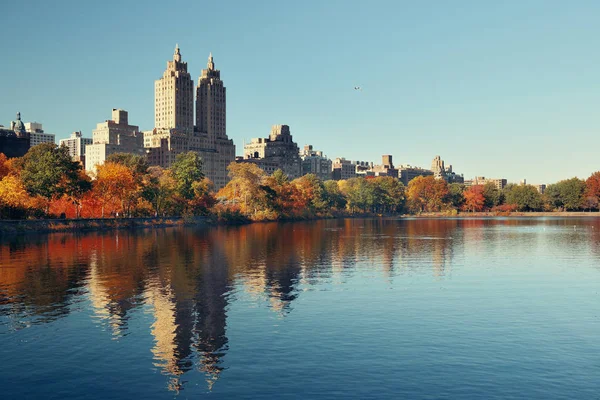 Central Park'ta göl üzerinde gökdelenler — Stok fotoğraf