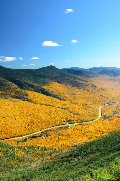 Dálnice a na podzim listí — Stock fotografie