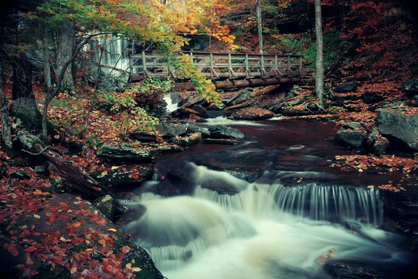 Herbst Wasserfälle im Park — Stockfoto