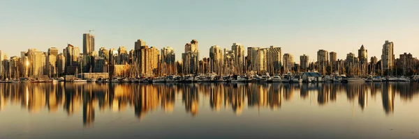 Vancouver downtown architectuur en boten — Stockfoto