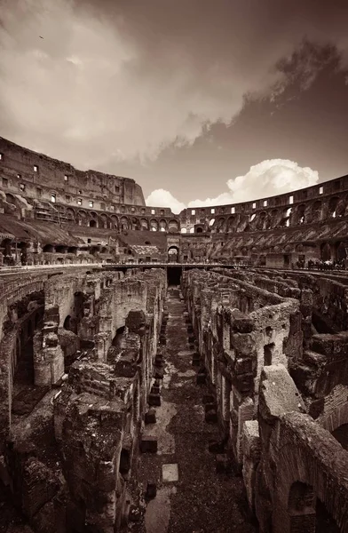 Coliseu é a arquitetura simbólica — Fotografia de Stock
