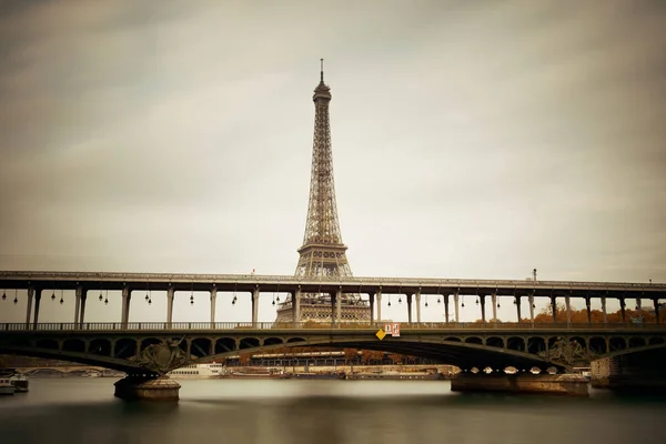 Eiffel wieża i river seine — Zdjęcie stockowe