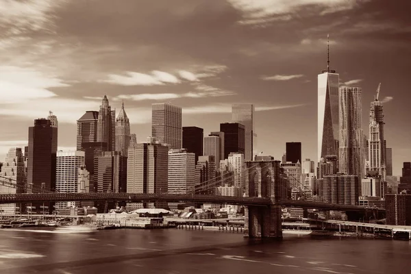 ブルックリン ブリッジとマンハッタンのダウンタウン — ストック写真