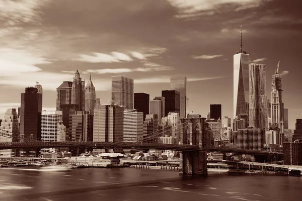 Brooklyn Bridge i centrum Manhattanu — Zdjęcie stockowe