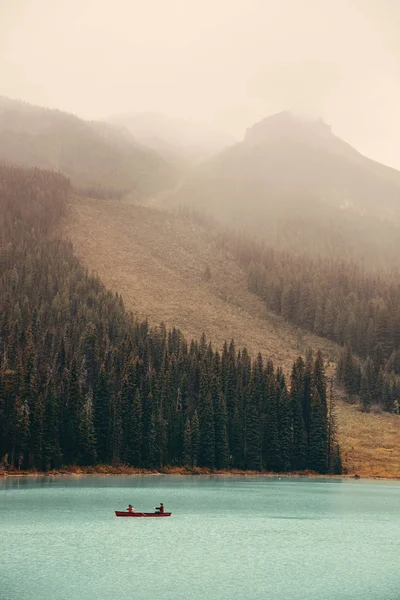 Lago di smeraldo con nebbia — Foto Stock