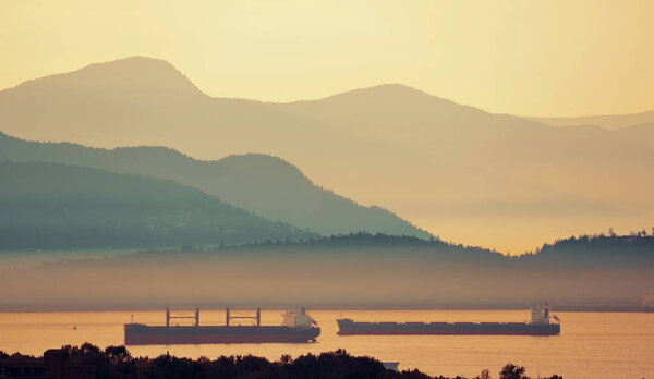 Абстрактный горный силуэт
