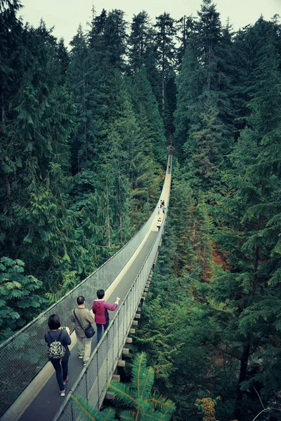 Tourists pass capilano suspension bridge — Stock Photo, Image