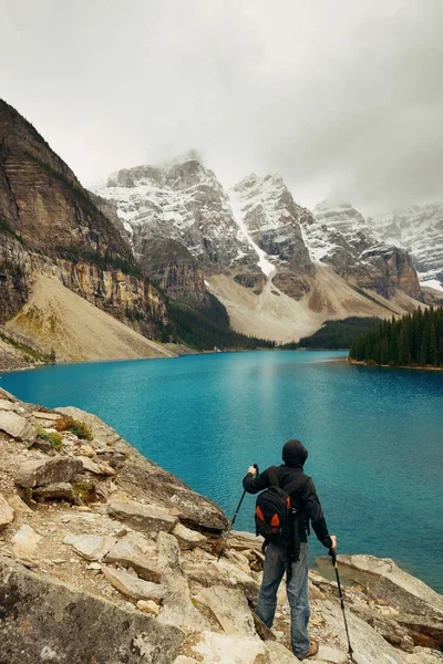 Hiker in Moraine Lake — Stock Photo, Image