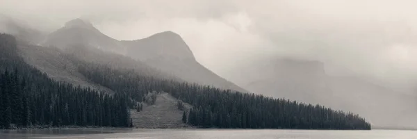 Emerald lake med fog — Stockfoto