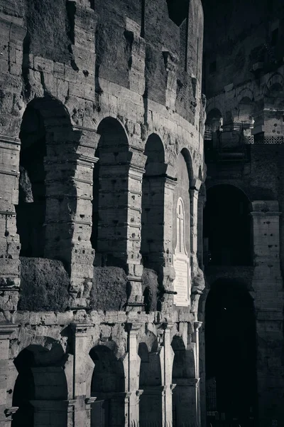 Colosseum är den symboliska arkitekturen — Stockfoto
