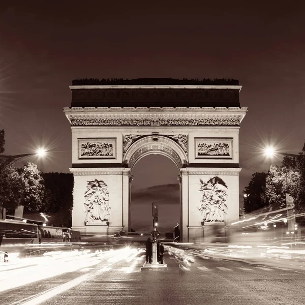 Триумфальная арка и вид на улицу — стоковое фото