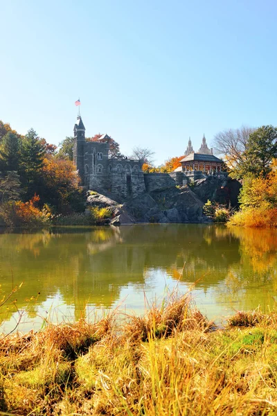 Zamek i jesienią liści z jeziora — Zdjęcie stockowe