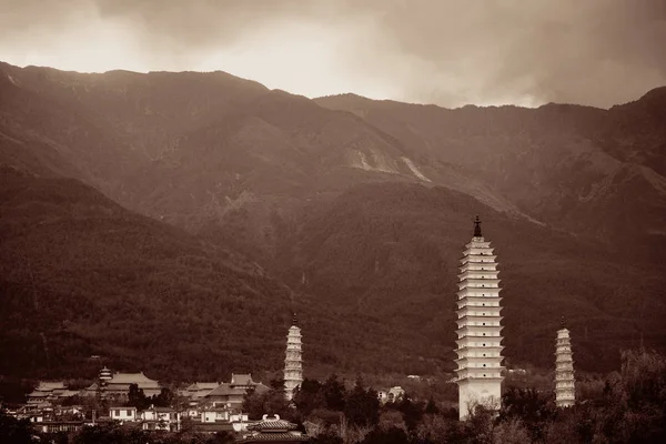 Pagoda starożytnych w dali starego miasta — Zdjęcie stockowe