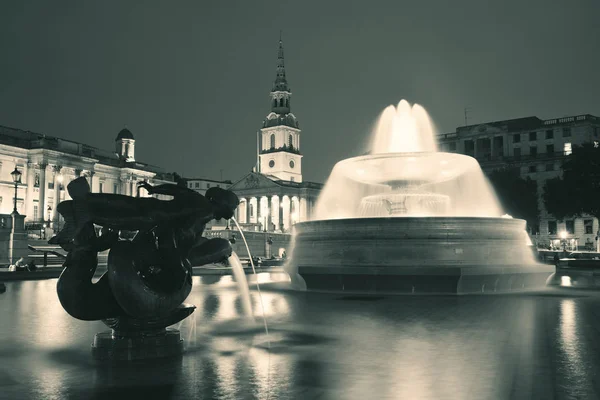 Trafalgar square in de nacht — Stockfoto