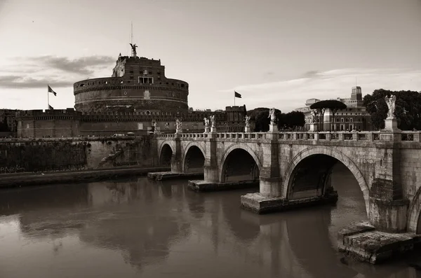 Кастель Сант-Анджело та річки Тибр Рим — стокове фото